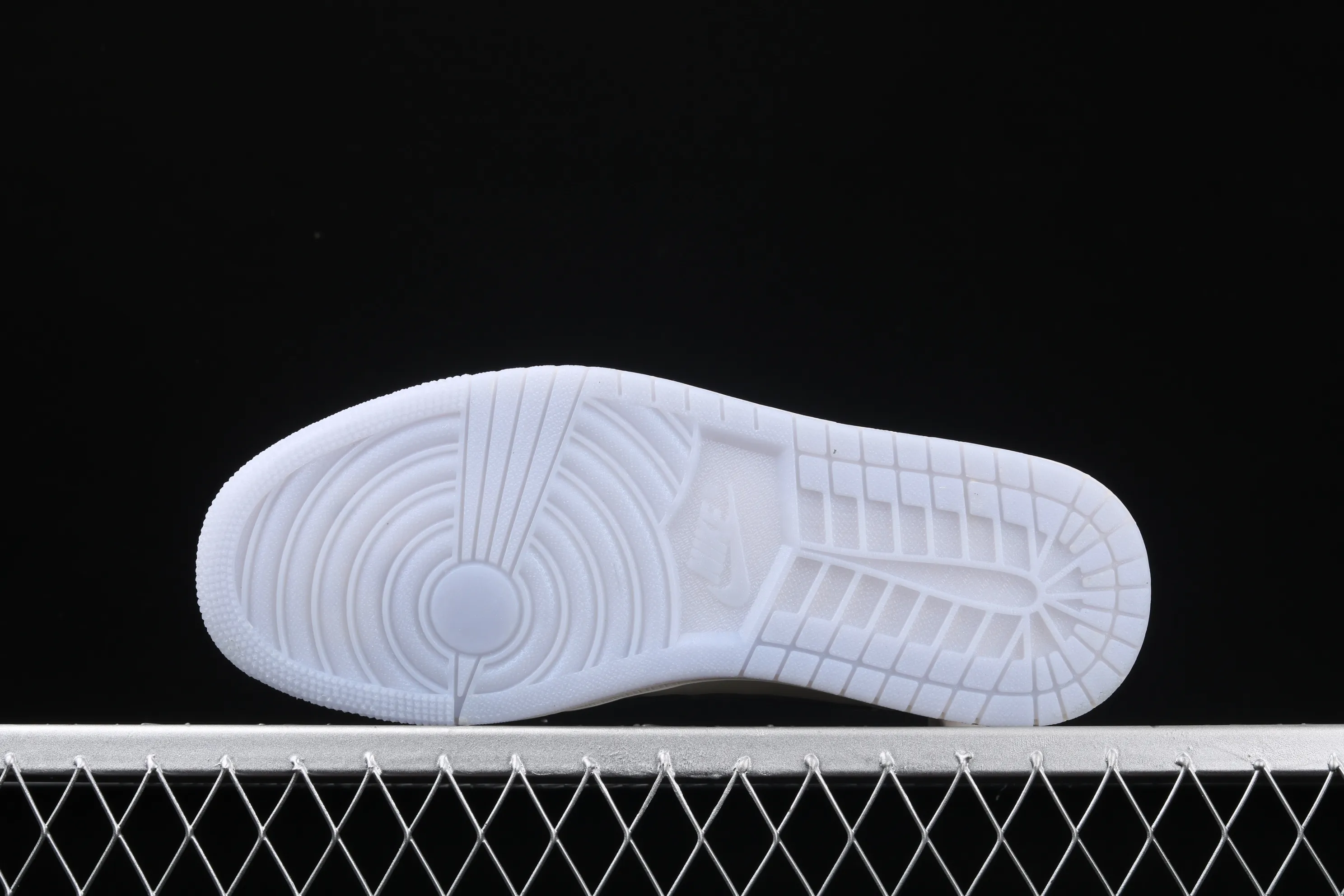 All categories Air Jordan Jordan series basketball shoes Air Jordan 1 High Air Jordan 1 High AJ1 Joe 1 Black Khaki Pearl Milk Tea Chameleon AH7389-003
